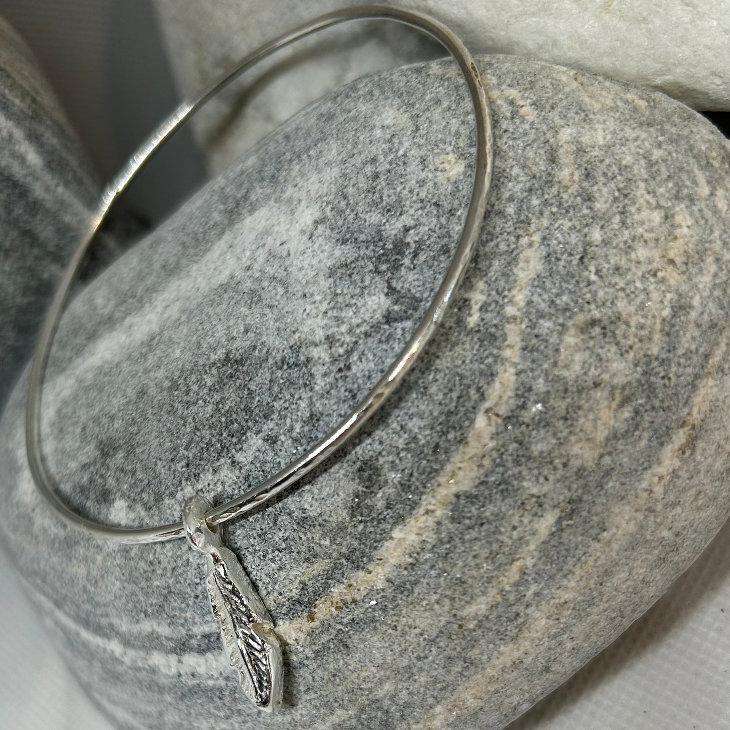 SIGNATURE CHUNKY FEATHER CHARM BANGLE