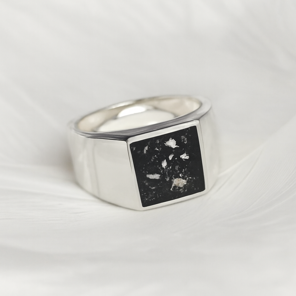 MEMORIAL MENS SIGNET RING